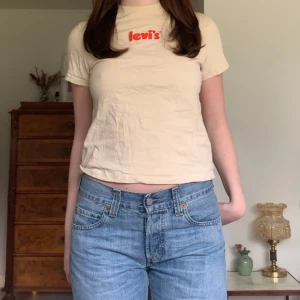 Liten Levis t-shirt - Babytee med broderat tryck, originellt från Levi’s! 🤎