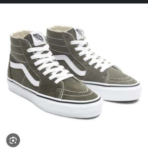 Gröna vans - Så snygga gröna vans!! Använda men fortfarande i gott skick, smutsiga på sulan men går att tvätta bort enkelt (kan tvätta innan de skickas om de önskas) storlek 39🥰