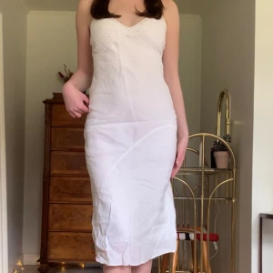 Vit långklänning - Lång klänning i linne med broderidetaljer, från märket Nafnaf! Perfekt till studenten och sommaren 💞