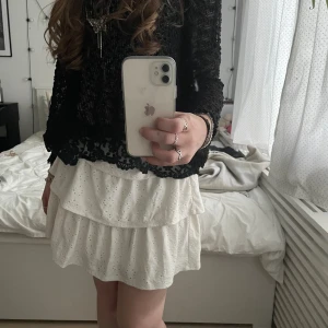 Sommar kjol - Vit sommar kjol från vila, inte så använd, fin och perfekt för sommaren 