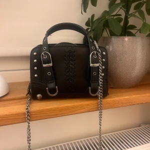 Zara väska - Säljer denna väska då den inte kommer till användning. Kedjan kan tas bort och pris kan diskuteras💕