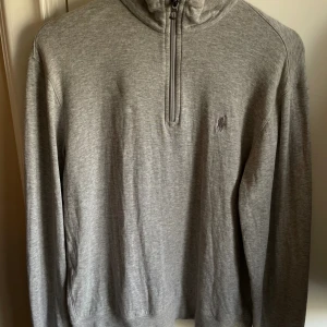 Polo Ralph Lauren Zip - Hej, säljer nu min polo zip, skicket är 9/10 och nypris på denna ligger på runt 2000kr om du har frågor eller funderingar så är de bara att höra av dig till oss på AL_closet