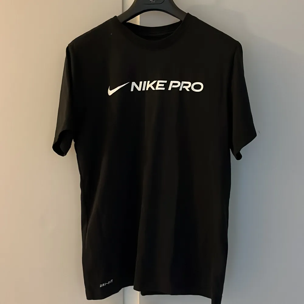 Nike T-shirt  Storlek M Bra skick . Sport & träning.
