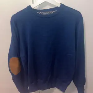 Säljer denna blåa tröja med skit snygga patches. Den passar 167-175. S. Skicket är väldigt bra, nästan aldrig använd