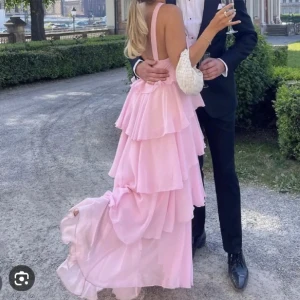 Vero Moda X Felicia - Intressekoll på min underbara klänning från Vero Moda!! Storlek XS! Helt slutsåld! Helt oanvänd, prislapp och allt kvar!  Högsta budet: 1800kr