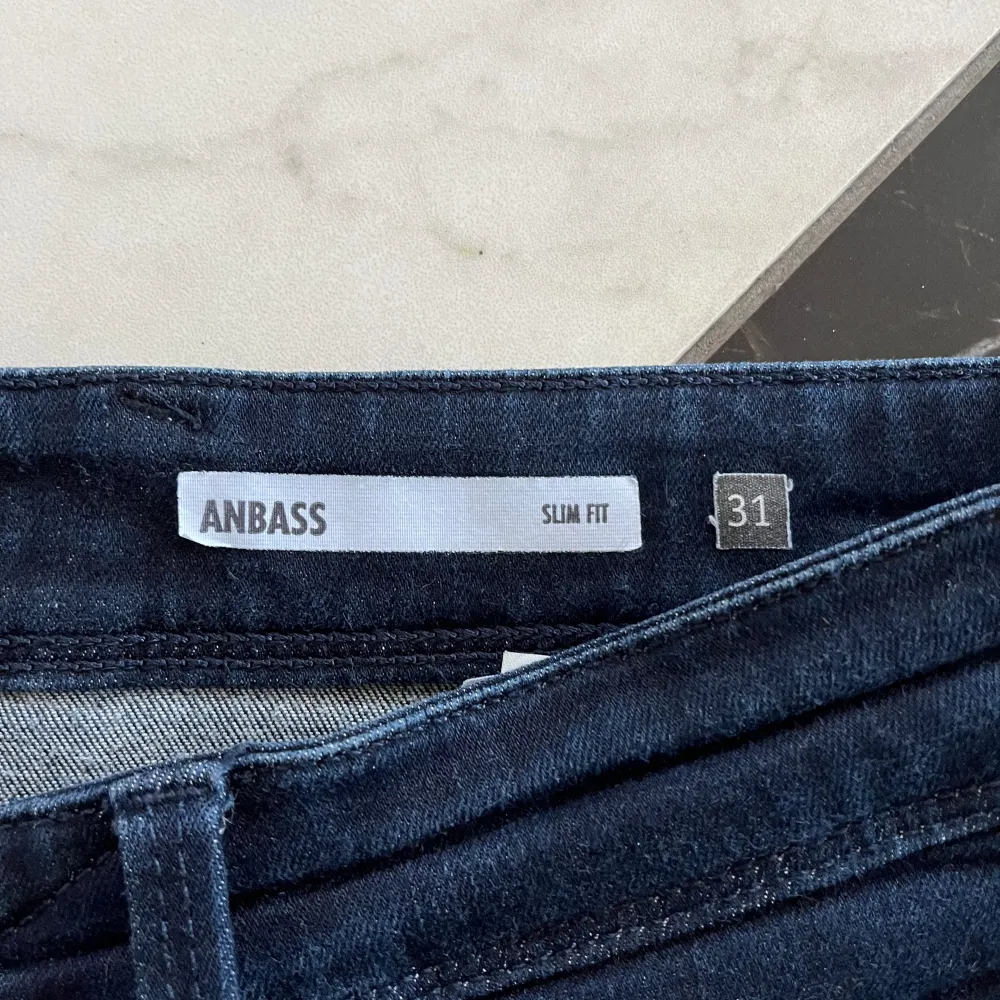 Replay anbass jeans, storlek 31/32, skick 9/10 använda max 3 gånger, nypris runt 2 tusen kr mitt pris 419kr, bara att skriva vid funderingar eller mer bilder ✌🏼🙌🏻. Jeans & Byxor.