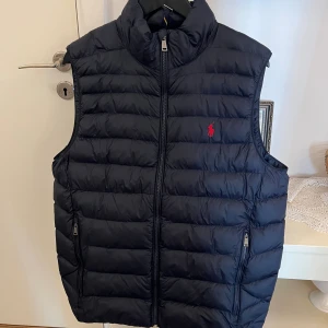 Polo Ralph Lauren Väst - Säljer nu min Ralph Lauren väst (slutsåld överallt) i nyskick, perfekt inför sommaren. Plagget köptes från Zalando förra sommaren men har knappt används. Nypris: 3295kr, mitt pris: 1899kr. Pris kan diskuteras. Hör av dig vid frågor eller funderingar!