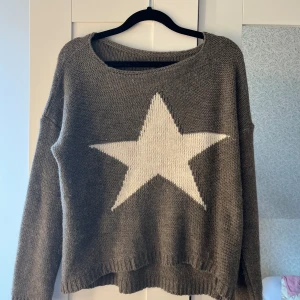 Stickad tröja med stjärna - Stickad tröja med stjärna på! Den är köpt secondhand men är i nyskick, för fler frågor skriv privat ❤️