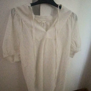 Vit blus💓💓 - Jag säljer en vit blus från hm💓jätte fin till sommaren