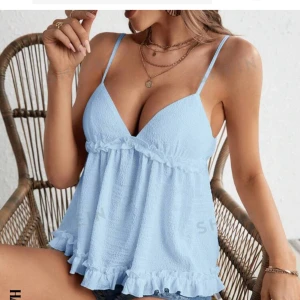 Blå topp  - Säljer en ljusblå topp aldrig använder pga har för stor byst för den🩵