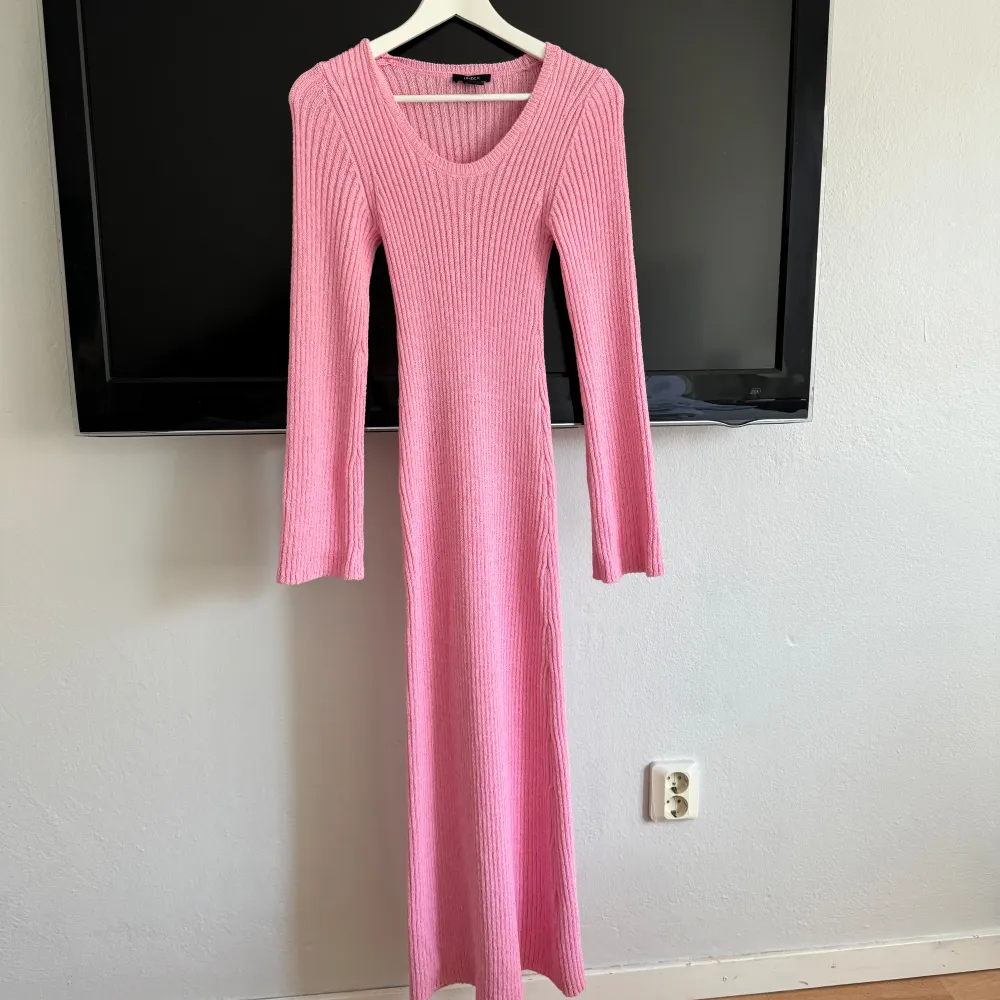säljer denna så fina klänningen från lindex, nypris 599kr endast använt 1 gång! storlek xs men så strechig! kan gå ner i pris vid snabb affär🫶🏻. Klänningar.