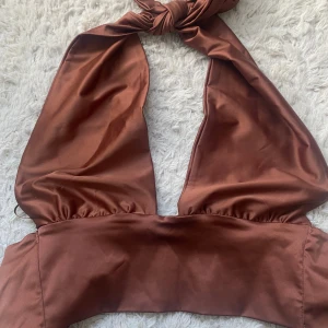 Halterneck topp - Brun halternecktopp från Gina. Aldrig använt med lapp kvar. 