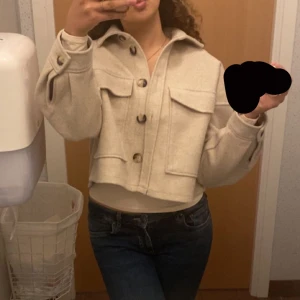 Beige kappa  - Säljer min fina beiga kappa från Stradivarius. Den passar perfekt till vår eller höst och är i en väldigt fin beige färg, skriv för intresse🫶🏼