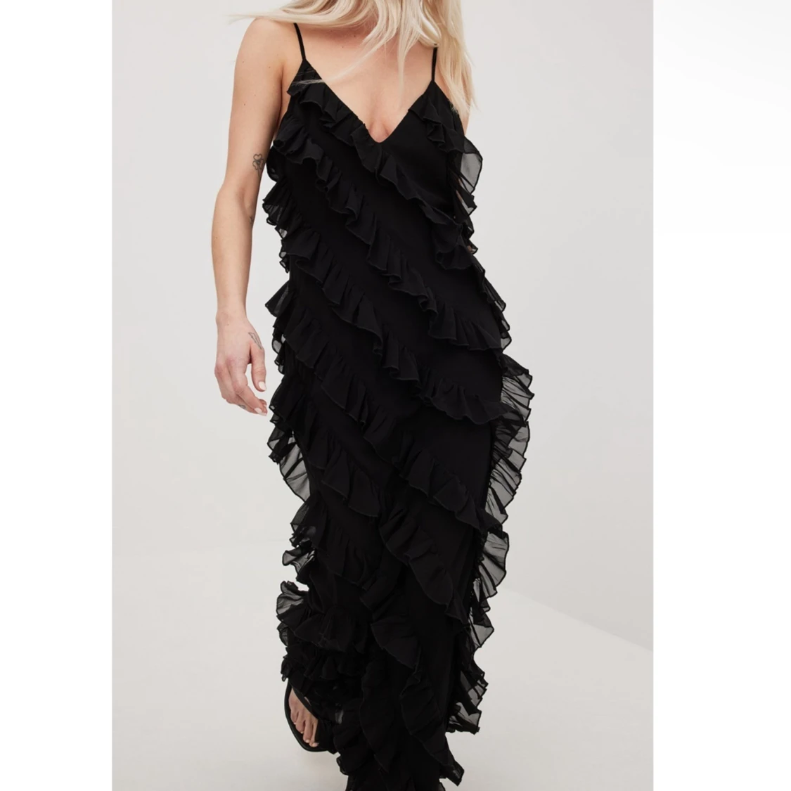 NA-KD Frill maxiklänning svart