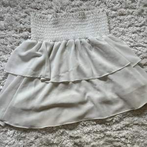 Jättesöt vit kjol från Chelsea med volang. Kommer inte längre till användning. Skriv för fler bilder!