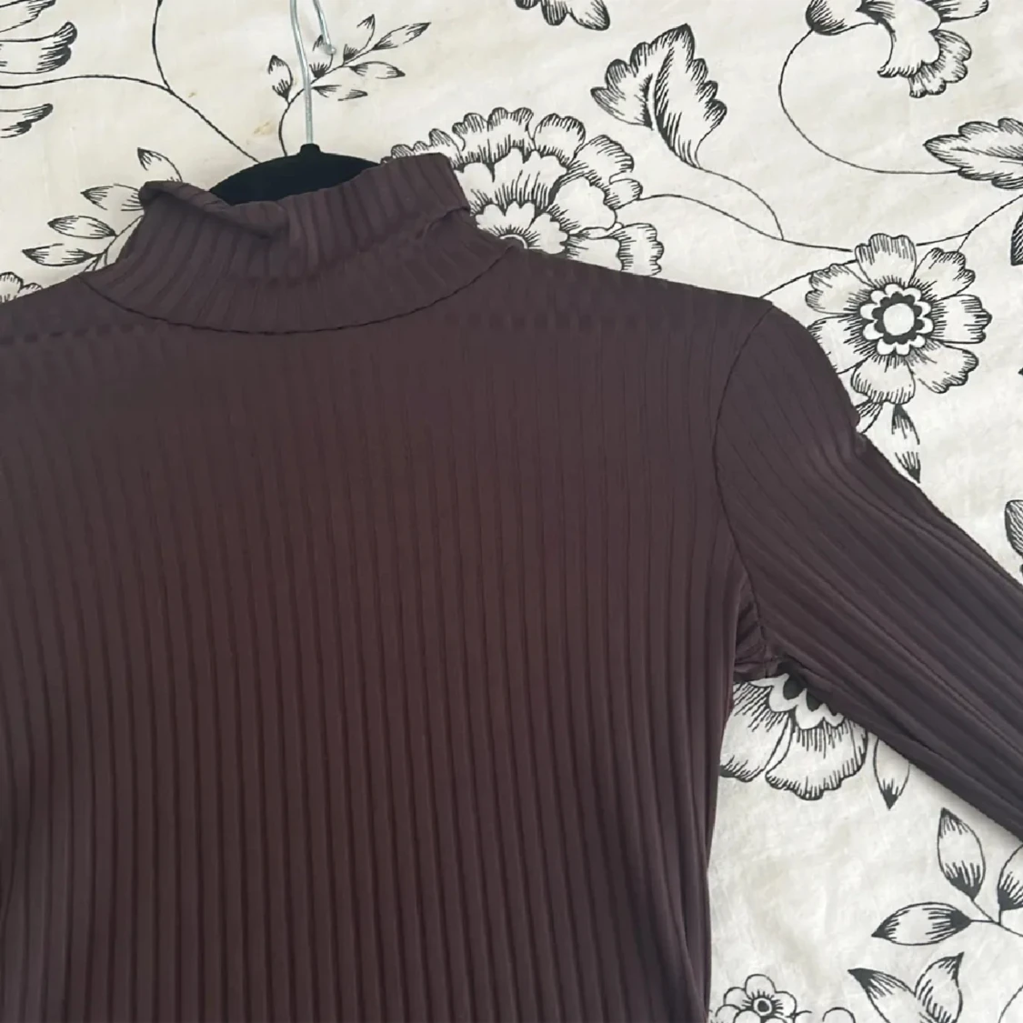 Rimmad midiklänning med polokrage - 92