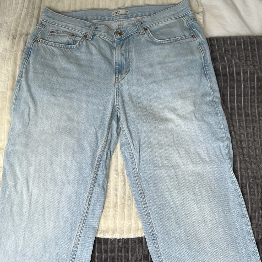 Supersnygga lågmidjade vida jeans från Gina Tricot! Säljer då de är för stora. Väldigt bra skick, har slitningar längs nere bild 4, men det är inget man tänker på:)   . Jeans & Byxor.