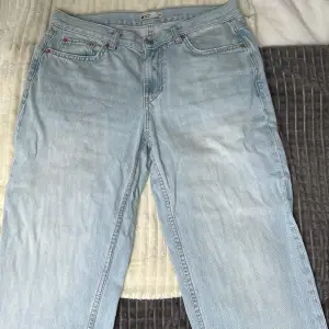 Supersnygga lågmidjade vida jeans från Gina Tricot! Säljer då de är för stora. Väldigt bra skick, har slitningar längs nere bild 4, men det är inget man tänker på:)   