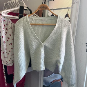 Mintgrön stickad tröja  - Mintgrön stickad tröja från Gina Tricot, använd ett par gånger.