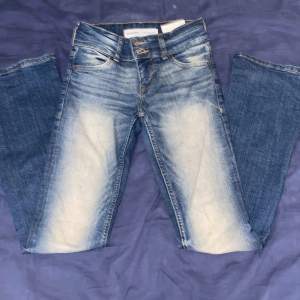 jätte fina bootcut lågmidjade jeans som är blåa med beige fade! Jag har inte använd dom så många gånger, men dom är från beshka och är i storlek 32. Skriv för måtten! använd gärna köp nu! Pris kan diskuteras! ❤️