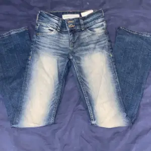 jätte fina bootcut lågmidjade jeans som är blåa med beige fade! Jag har inte använd dom så många gånger, men dom är från beshka och är i storlek 32. Skriv för måtten! använd gärna köp nu! Pris kan diskuteras! ❤️