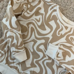 Mönstring beige tröja  - Mönstring beige -vit tröja. Storlek 158-164cm💓eller xs köpt på kappahl. Säljer för 120kr+ frakt . Ganska mjuk och gosig inuti. Postar samma dag eller dagen efter 🚚. Tröjan är i jättebra skick !!