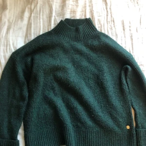 Grön stickad, Pernilla Wahlgren  - Storlek M