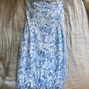 Vit blå klänning