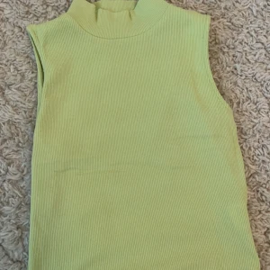 Crop top grön - Bra skick , är i storlek xs , är som en magtröja. Fin i färgen.😊 köpt på sinsey utomlands. Säljer för 50kr+frakt . Försöker att posta samma dag eller dagen efter 🚚. 
