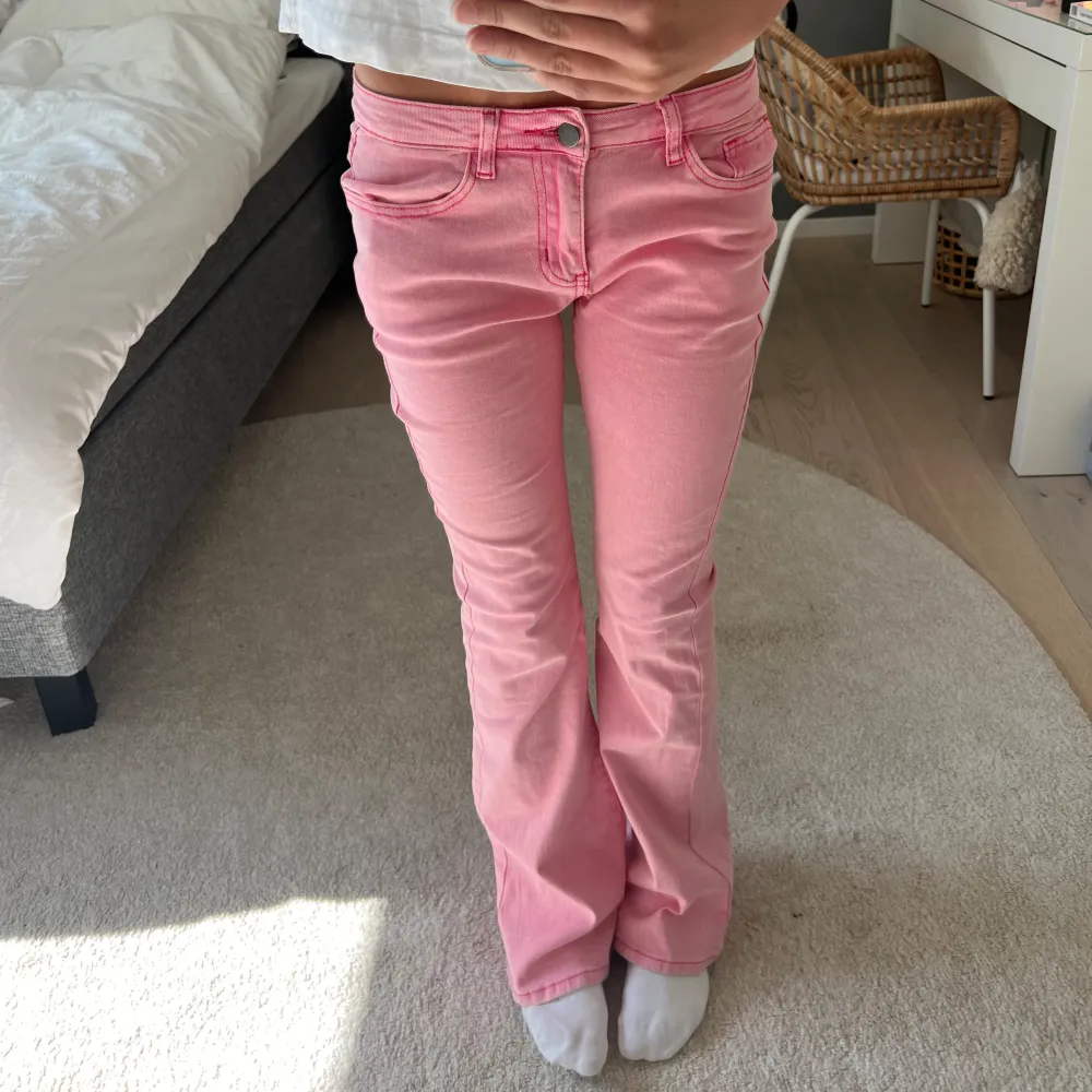 Sjukt snygga ros bootcut jeans💗💗midjemått: ca 34 cm rakt över, stretchiga, innerbenslängd: ca 75cm💗💗 Jag är ca 163. Jeans & Byxor.