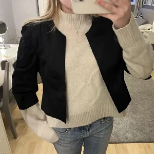 Trekvartsärmad!! - Superfin trekvartsärmad kappa/ kofta, köpt här på Plick sedan aldrig använd, detta är de endq bilderna jag har på just denna💋!!!