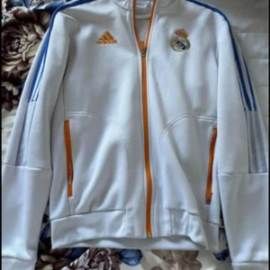 Real Madrid kofta  - Hej!  Säljer min Real Madrid kofta som är använd två gånger. 