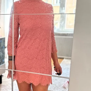 Sommarklänning student  - Jätte fin laxrosa sommarklänning i spetts. Dragkedja bak i ryggen.