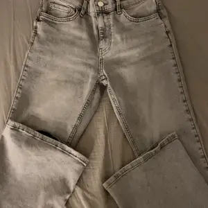 Säljer mina HELT oanvända lågmidjade jeans ifrån Gina i färgen ljusgrå💕 Jätte bra skick och inga defekter alls. Köpta direkt i butik för 500 kr 