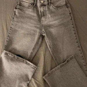 Lågmidjade jeans  - Säljer mina HELT oanvända lågmidjade jeans ifrån Gina i färgen ljusgrå💕 Jätte bra skick och inga defekter alls. Köpta direkt i butik för 500 kr 
