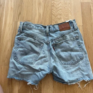 Vintage Levis shorts - Köpta second hand. Se bilder. Skulle tro att de passar någon i XS/XXS. Sitter väldigt tight på mig som har storlek 36.
