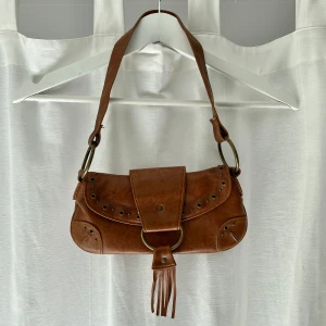 Vintage handväska - Sjukt cool vintage brun faux skinnväska. Bredd: 27 cm. Djup: 1 cm. Höjd: 13 cm 💕