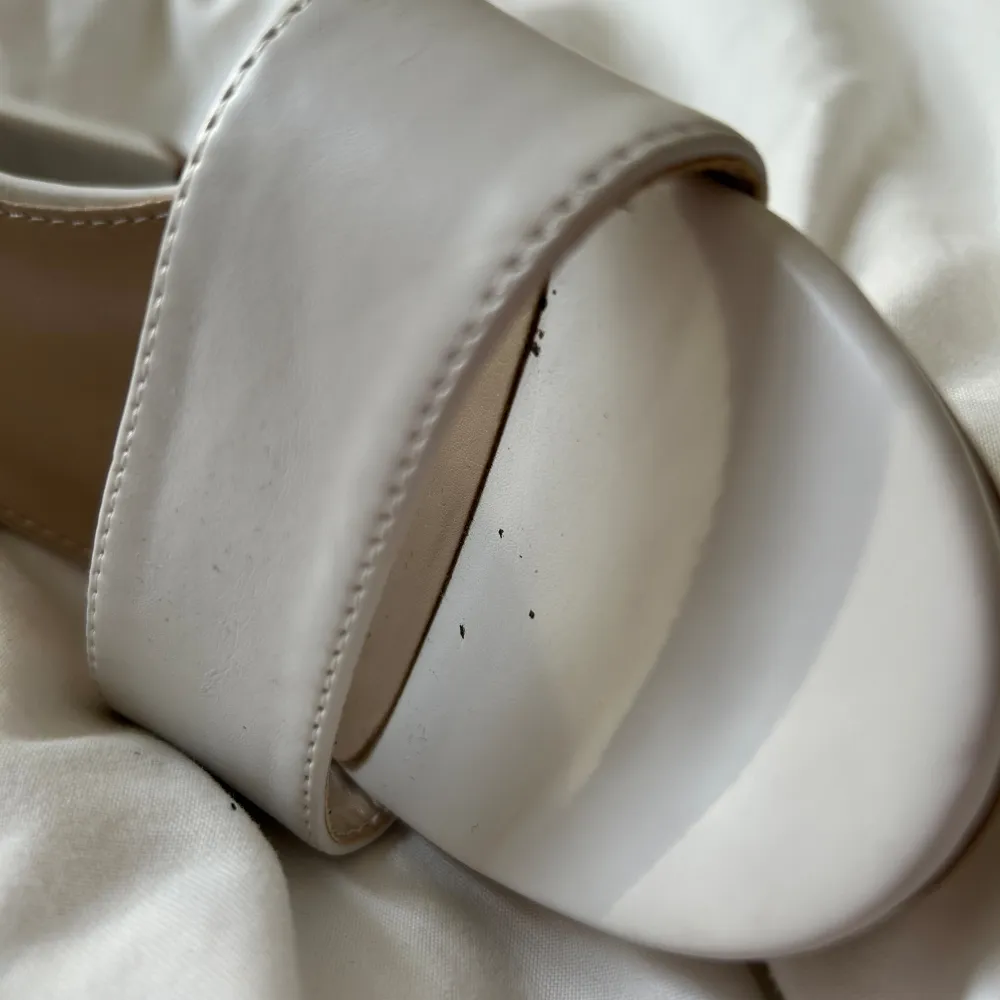 Vita klackskor i storlek 38 och med 9 cm klack. Från Din sko. Använda Max 5 gånger men har lite slitna drag, se bilder ❤️ Hör gärna av er om ni har några mer funderingar 🤩. Skor.