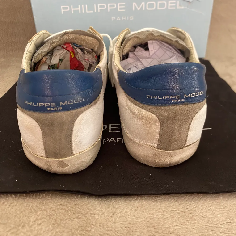 Philipe Model skor | Storleken är 45 | Skorna är i befintligt skick | OGs är först till kvarn | Hör av er vid frågor eller mer bilder!. Skor.