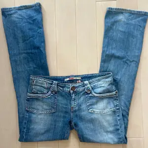 Only lågmidjade vintage bootcut jeans. Storlek M-L. 🌟