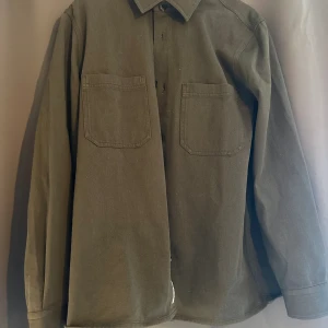 Arket overshirt - Aldrig använd, säljer pga fel storlek. Köpt nyligen för 790. Priset kan diskuteras. Passar L/M