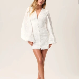 Studentklänning adoore - Adoore Florence dress, helt ny med lapparna kvar samt påsen. Kan tyvärr inte lämna tillbaks längre då jag köpte den för 2 månader sedan, hittat en annan studentklänning. 🌸kan även tänka mig att byta mot annan klänning! 