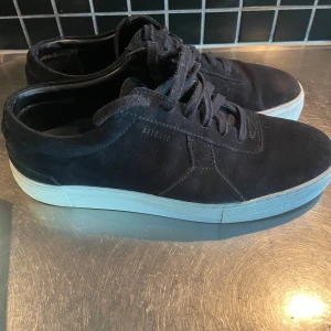 Arigato skor clean 90 - Bra skick, fina skor köpta nypris 2400kr. Box och rengöringsprodukter ingår. 