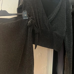 Glittrigt set - Endast använt en gång! Säljer då det inte är min stil 
