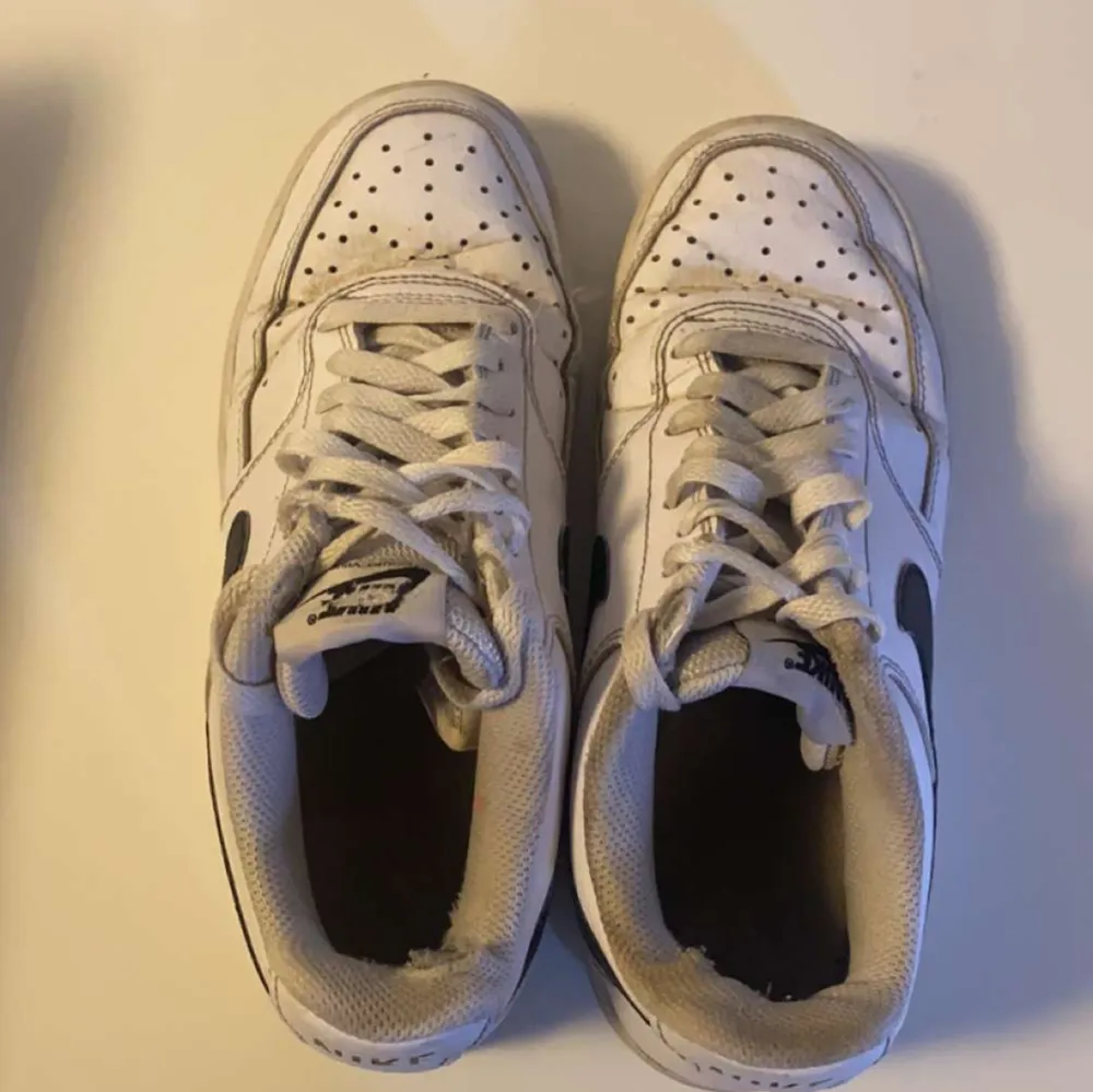 Ett år gamla vita air force Nike skor. Skor.