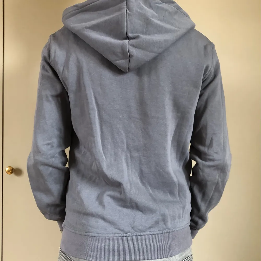 Säljer denna jättefina hoodie från H&M som är perfekt nu inför sommaren. Hoodien är i mycket bra skick och har inga defekter eller skador. Tveka inte på att höra av dig vid minsta fråga eller fundering! (Modellen på bilden är 183). Hoodies.