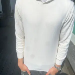 Skitsnygg och trendig stickad hoodie från Oscar Jacobsson!! Storlek M men passar även s! Knappt använd, nypris 1599 kr