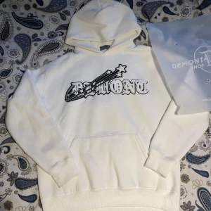 Demont hoodie - Säljer en skit fet Demont hoodie som endast är använd 3 gånger, nypris 1000kr säljer här för endast 649kr. Den här hoodien är rare och svår att få tag i. Kontakta vid minsta intresse!!