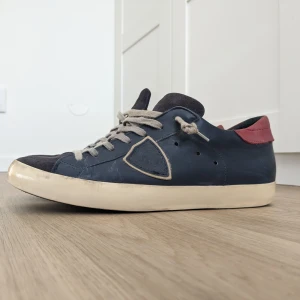 Feta Philippe Model Skor - Säljer dessa rigtigt snygg Philippe Model i storlek 42. Dom är i gott skick och inte mycket tecken på använding.   Priset kan diskuterats men inga skambud!  Skriv gärna om du har någon fråga!  Mvh Elias   