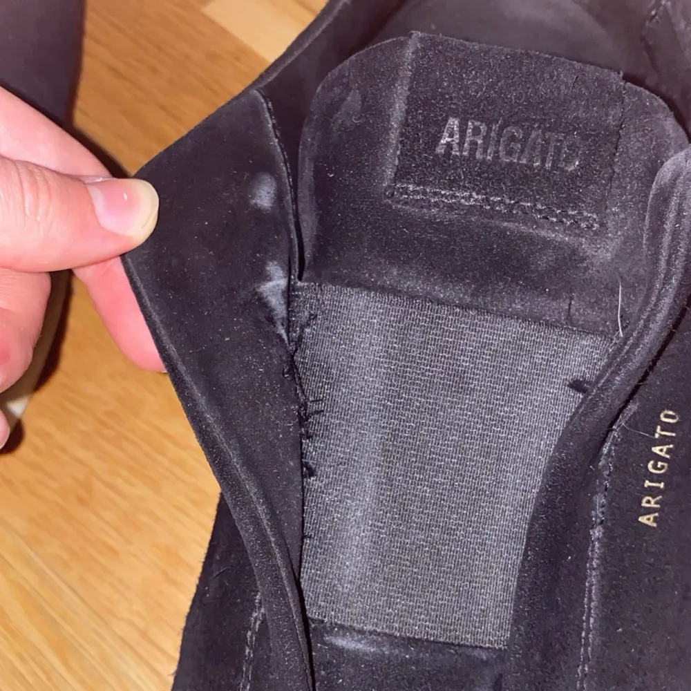 Säljer min pojkvän relativt nya och fräscha arigatos! Han har knappt användt dom då han har många andra skor och behöver bli av med några. Skorna har en liten defekt (bild 3) på den vänstra skon som lätt kan fixas❣️ skriv gärna om ni har frågor!. Skor.